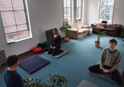 830035 Interieur van het voormalige Vinkepand (Vredenburg 40) te Utrecht: Inward Meditatiecentrum op de eerste verdieping.